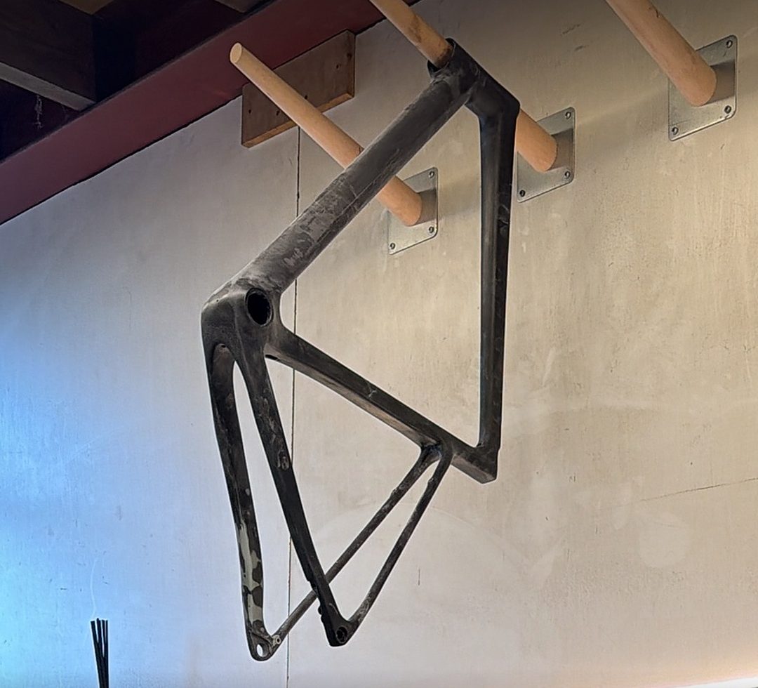 Cadre décapé accroché au mur de l'atelier