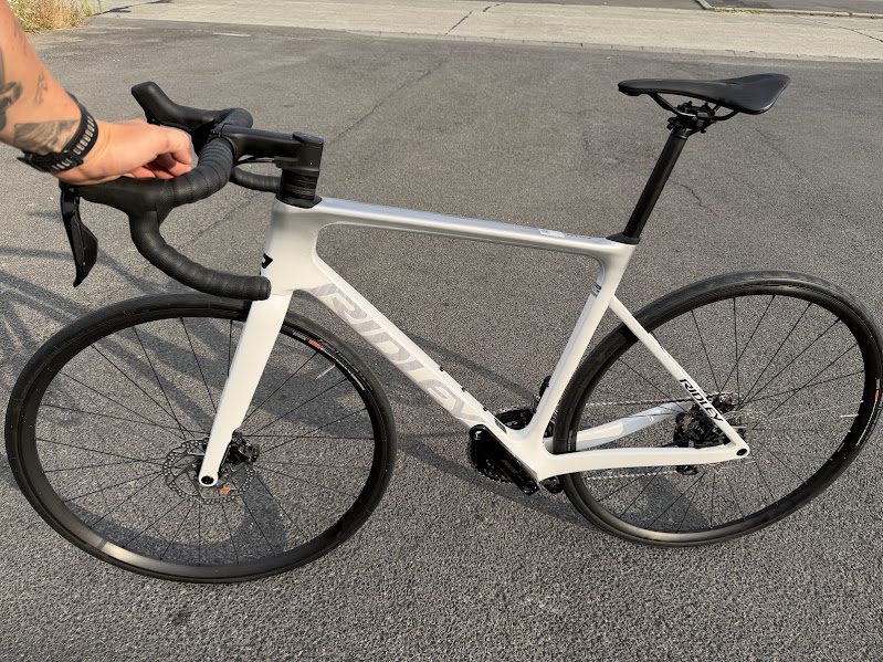 Ridley après : vélo blanc complet, réparation invisible