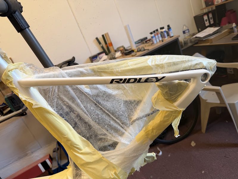 Ridley pendant : vélo protégé sous film et ruban de masquage