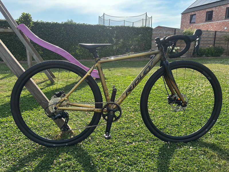 Ridley X-Bow après : vélo remonté, dégradé gris vers or